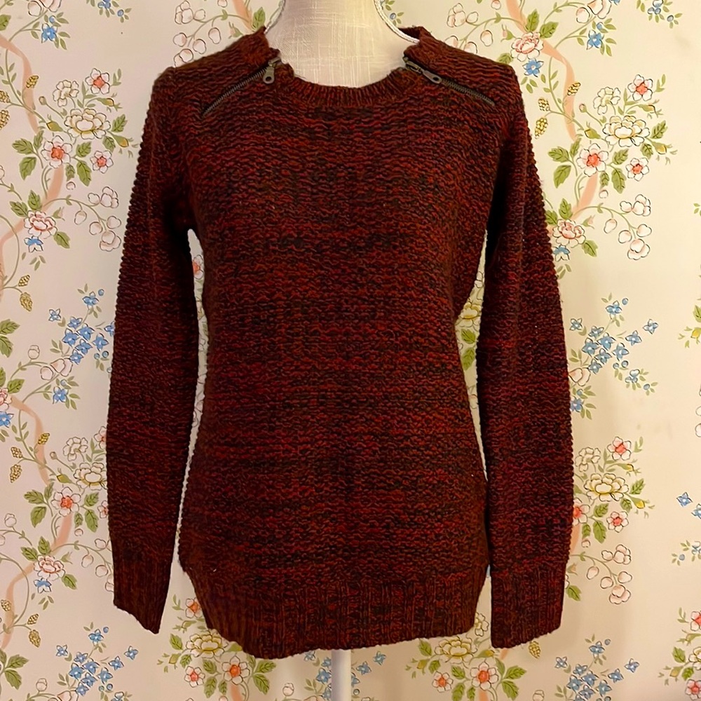 Fun Ginger Jar crewneck Sweater with zippers at collar